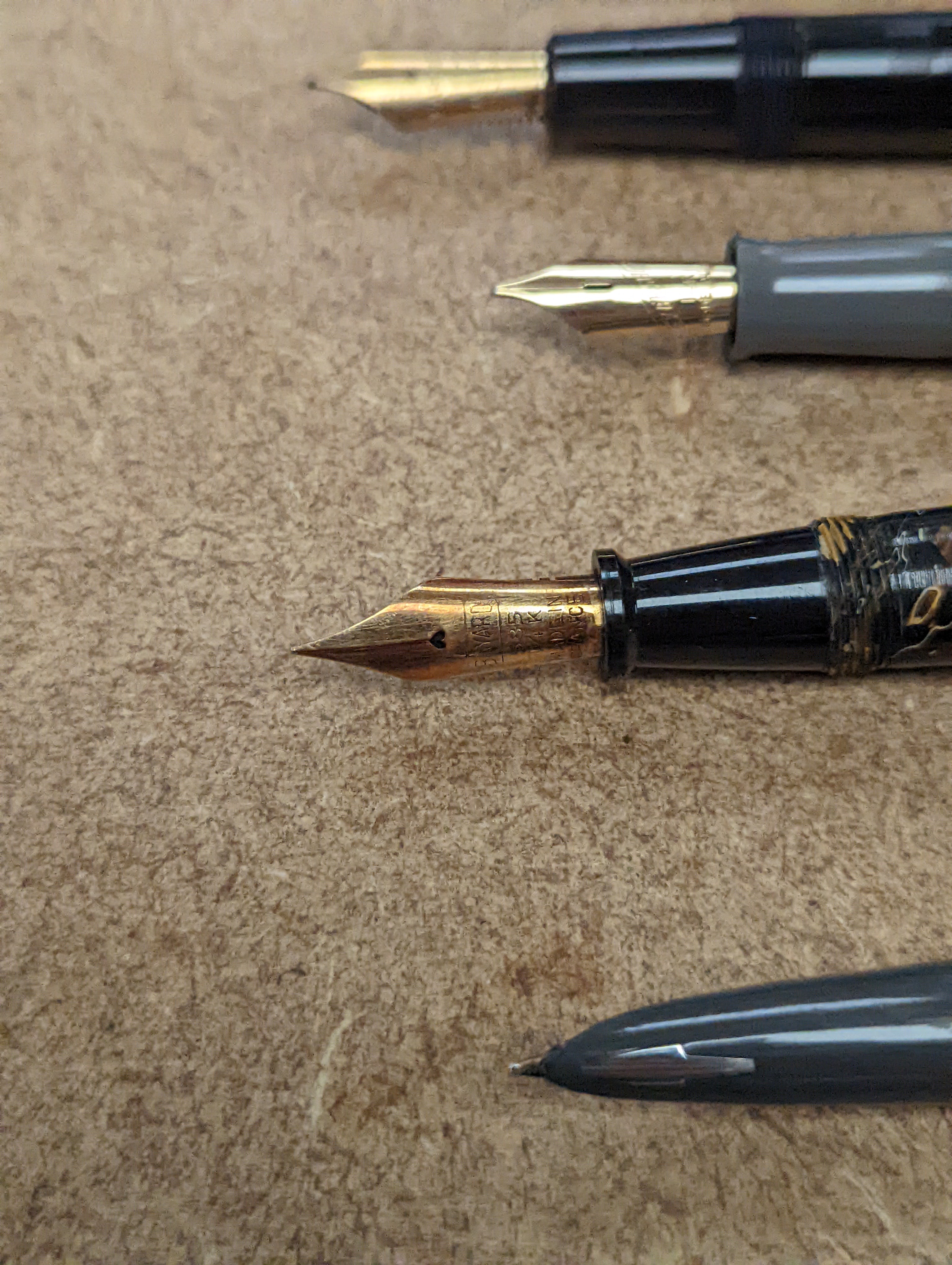 A quantity of fountain pens, 19 in total.